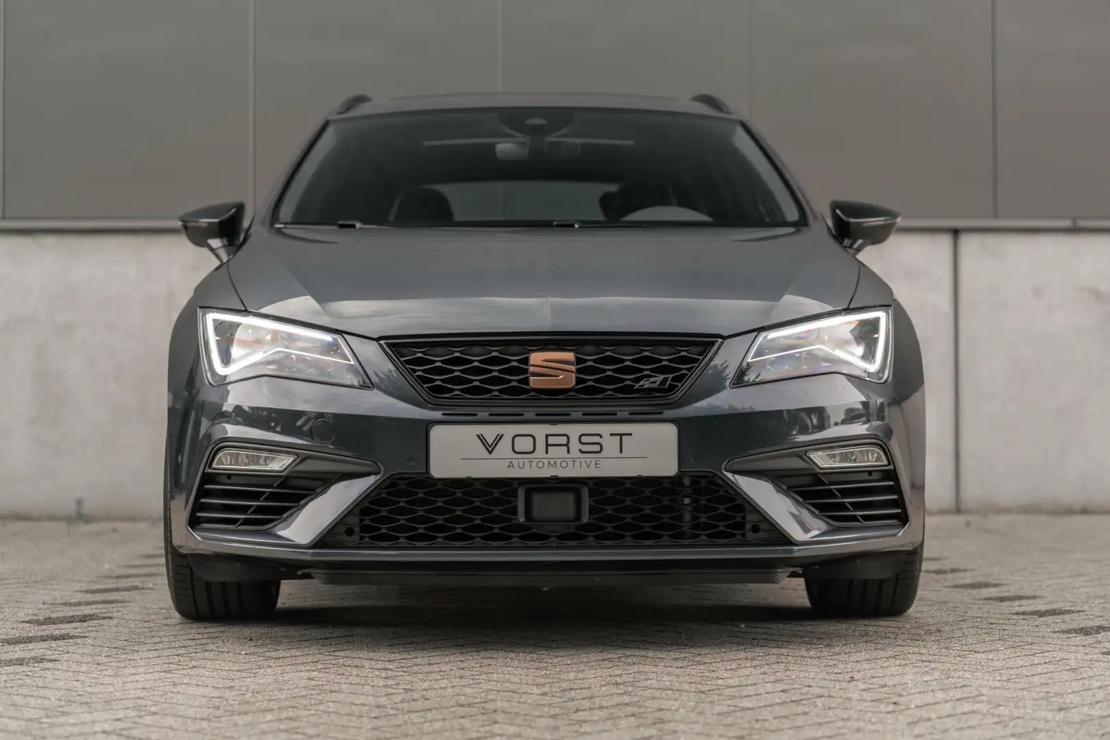SEAT Leon ST 2.0 TSI 4DRIVE CUPRA Ultimate Pano Beats Vol Šedá - 2
