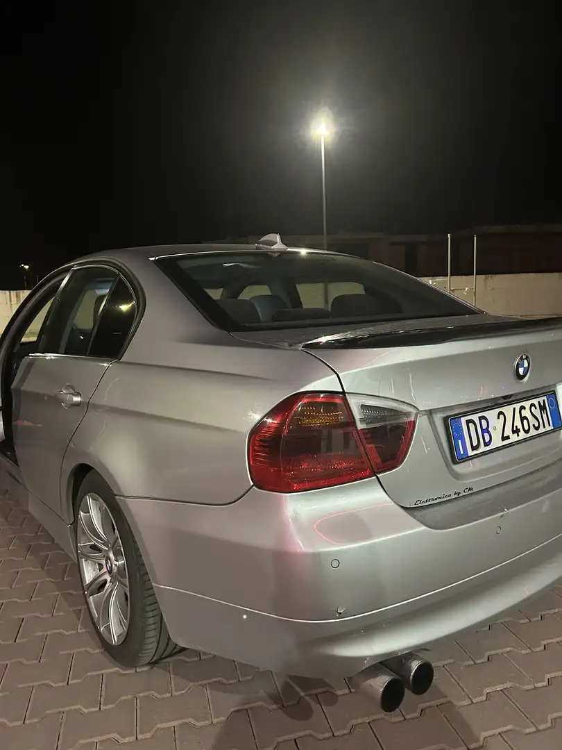 BMW 320 Serie 3 E90 - 2