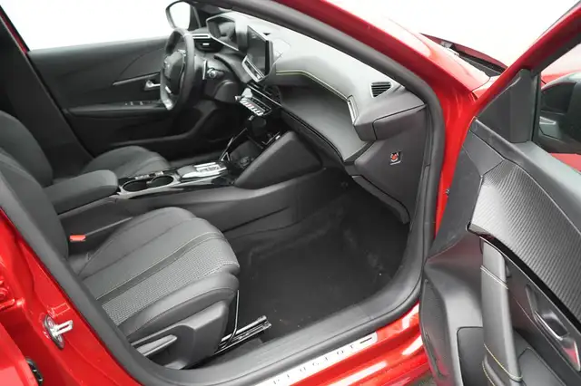 Peugeot 208 view 5