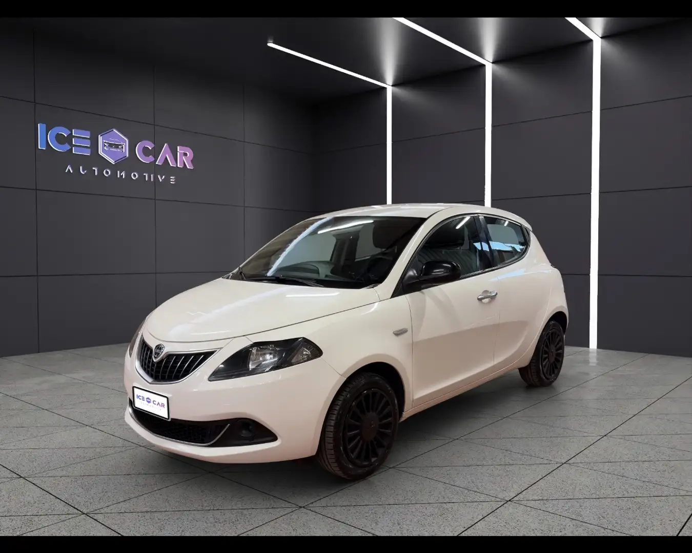 Lancia Ypsilon 1.0 FireFly 5 porte S&S Hybrid Ecochic Silver Weiß - 1