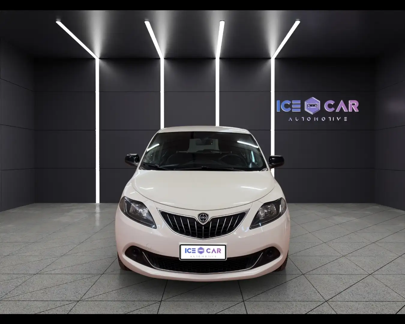 Lancia Ypsilon 1.0 FireFly 5 porte S&S Hybrid Ecochic Silver Weiß - 2