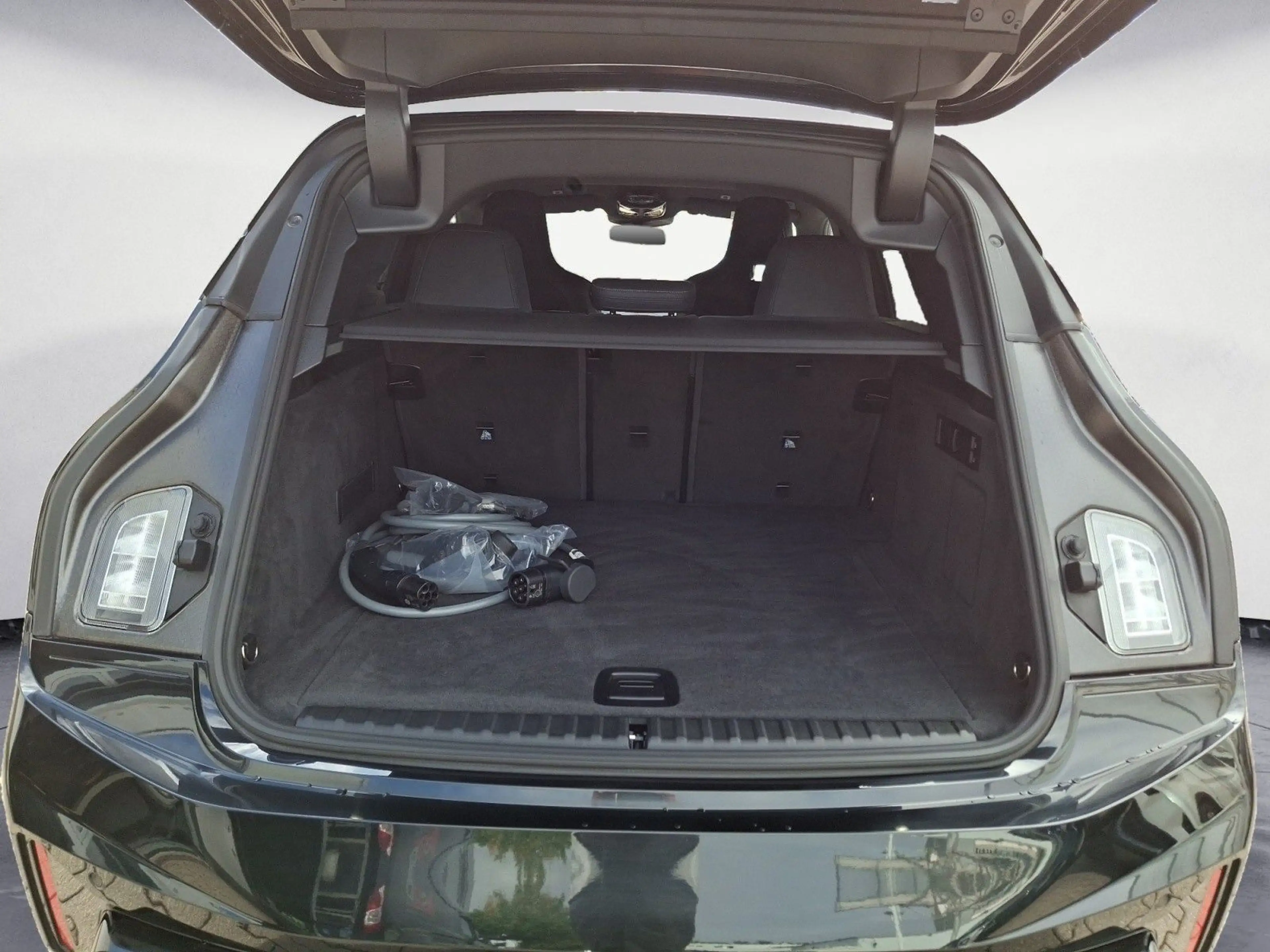 BMW iX M70 xDrive Innovationsp. Integral-Aktivlenk.I — photo 15
