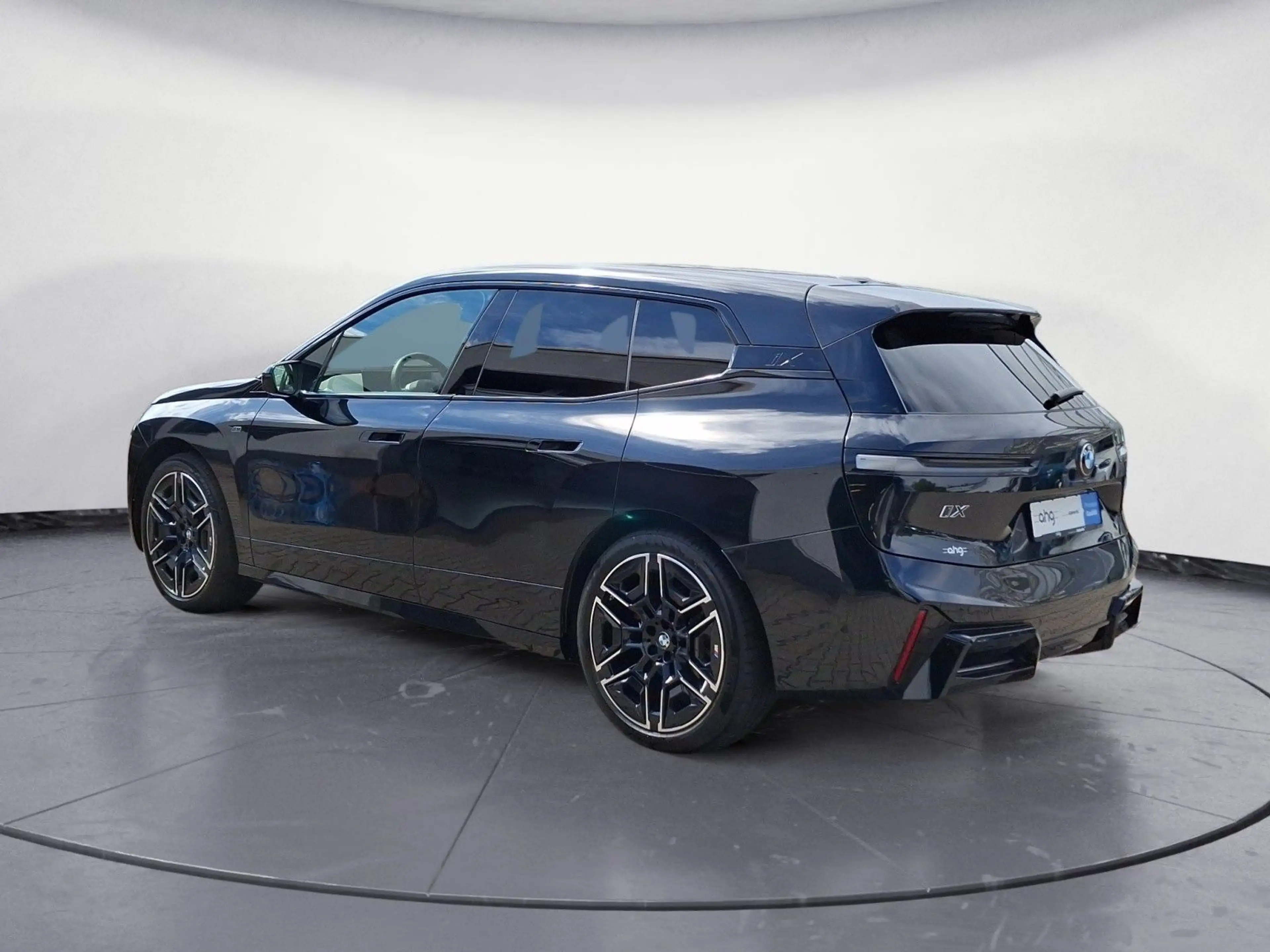 BMW iX M70 xDrive Innovationsp. Integral-Aktivlenk.I — photo 4