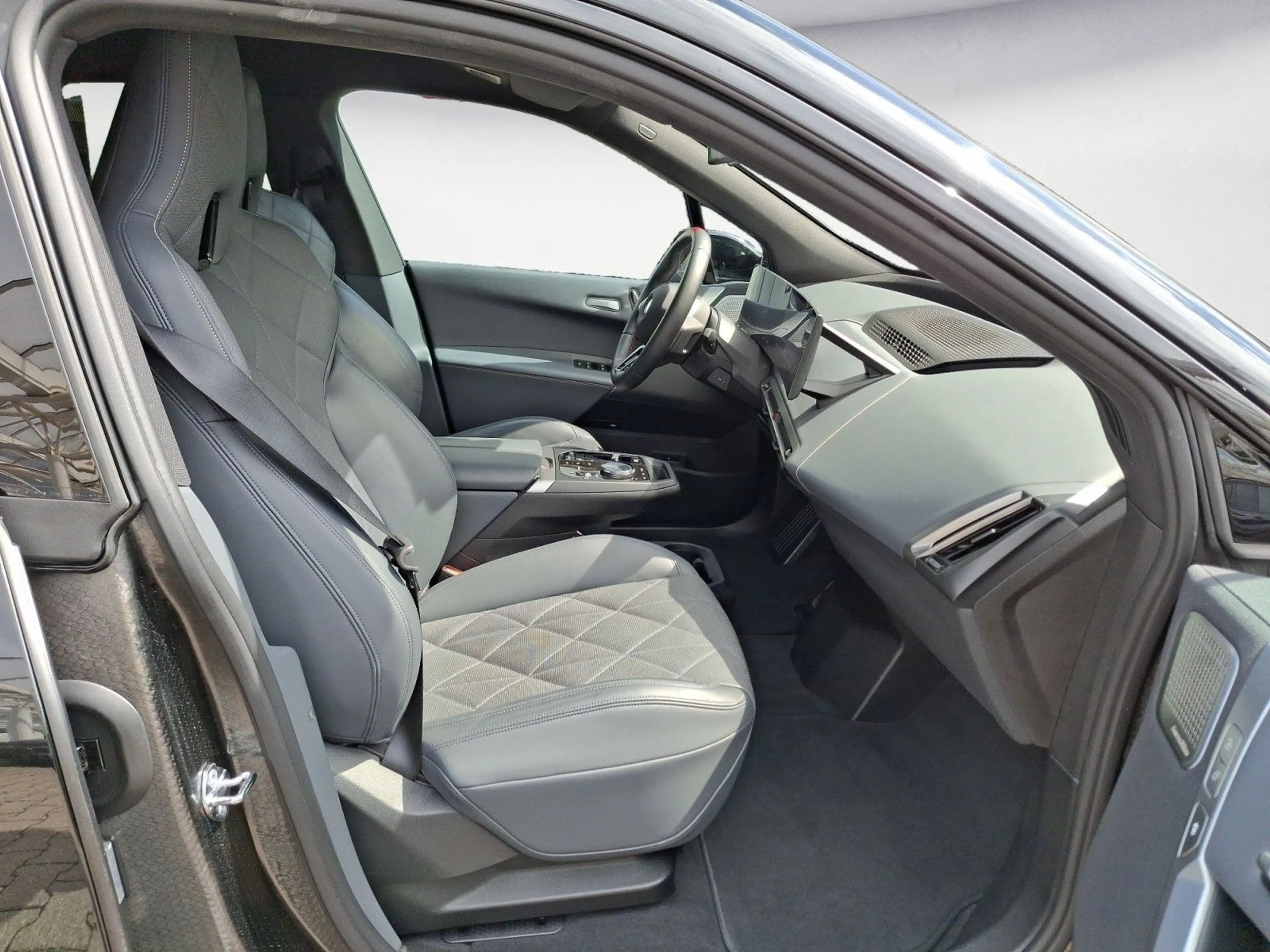 BMW iX M70 xDrive Innovationsp. Integral-Aktivlenk.I — photo 13