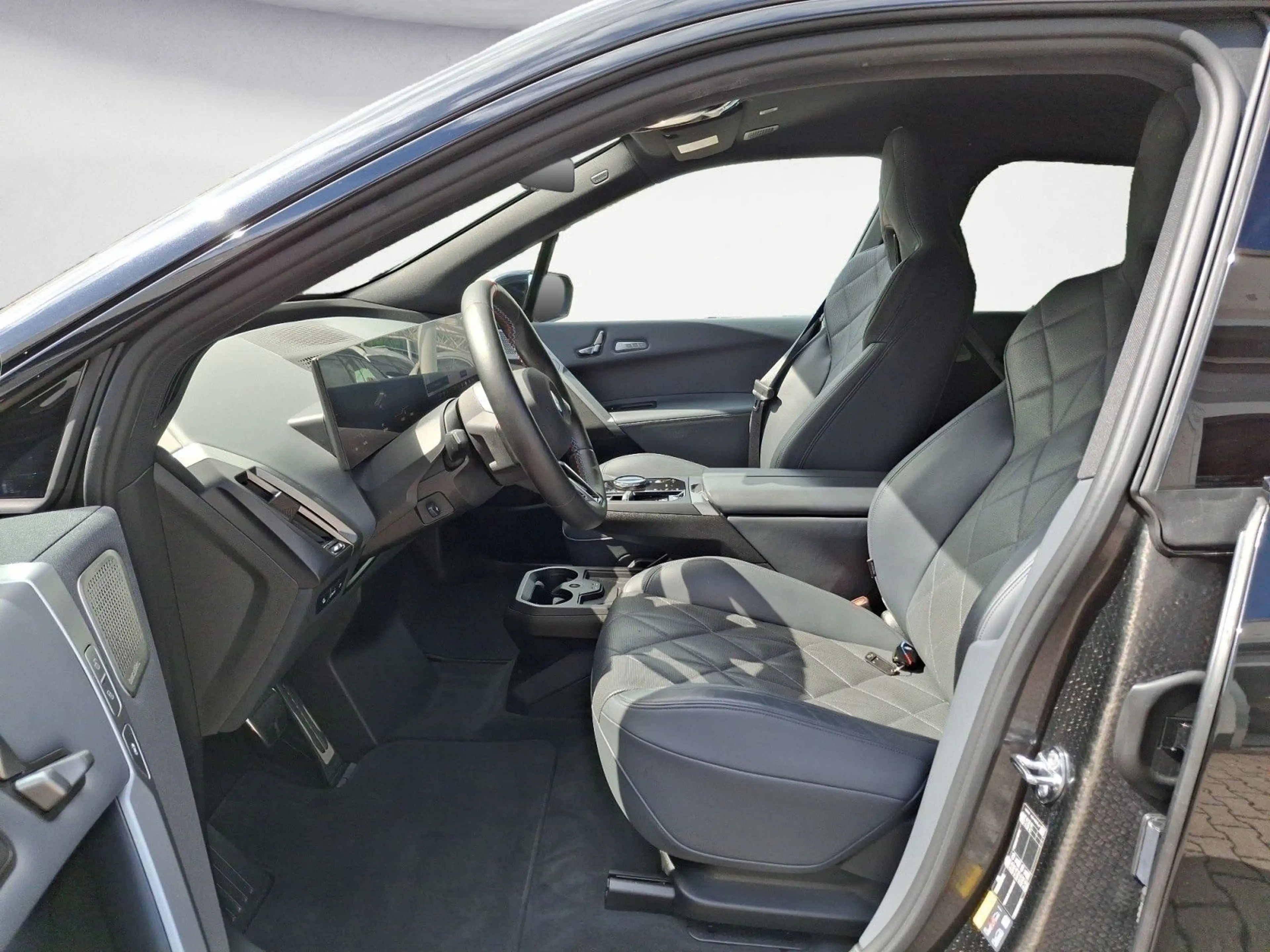 BMW iX M70 xDrive Innovationsp. Integral-Aktivlenk.I — photo 10