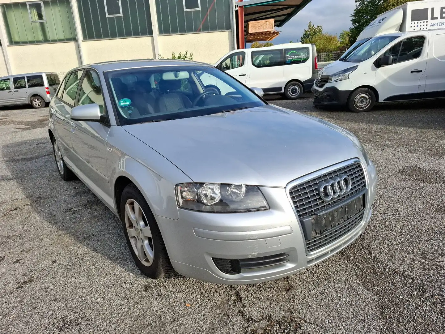 Audi A3 Sportback 1.6 FSI Attraction 6 Gang Silber - 2
