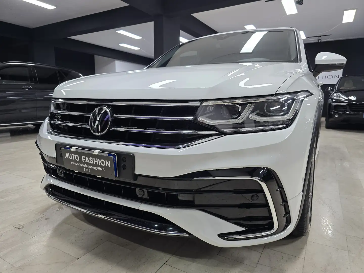 Volkswagen Tiguan Tiguan II 2021 2.0 tdi R-Line 150cv dsg Bianco - 2
