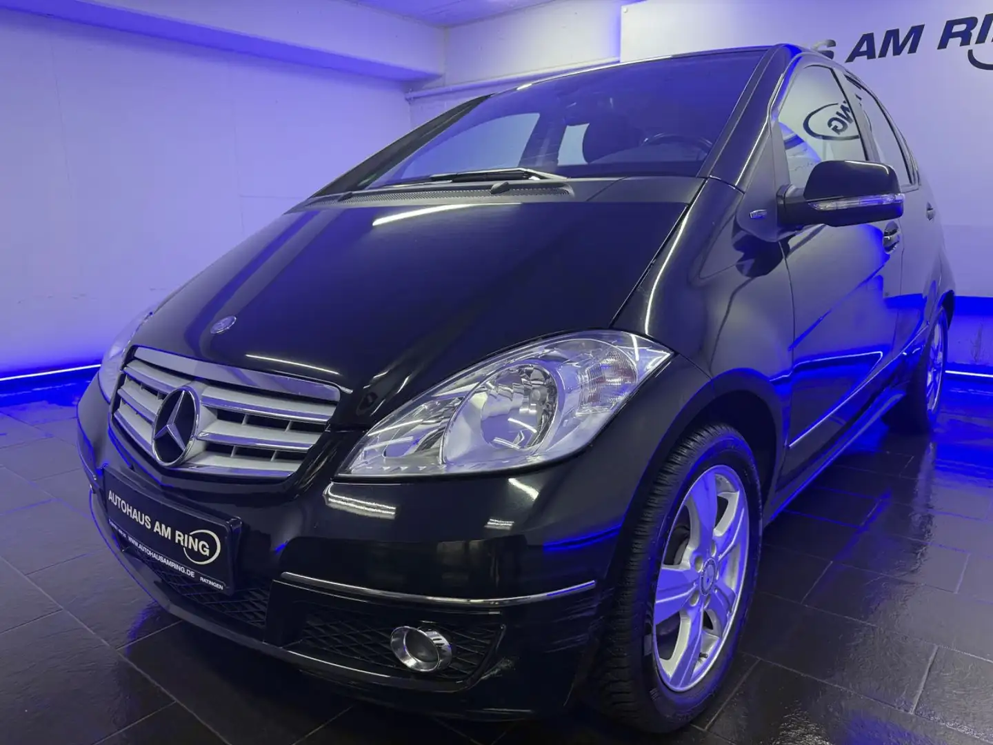 Mercedes-Benz A 180 BlueE. Avantgarde SZHG ALLWETTER LEDER ALU Schwarz - 1