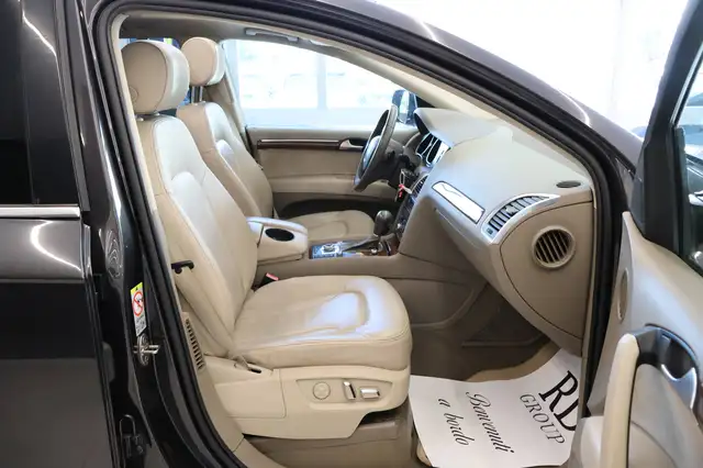 Audi Q7 view 12