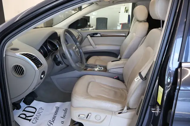 Audi Q7 view 10