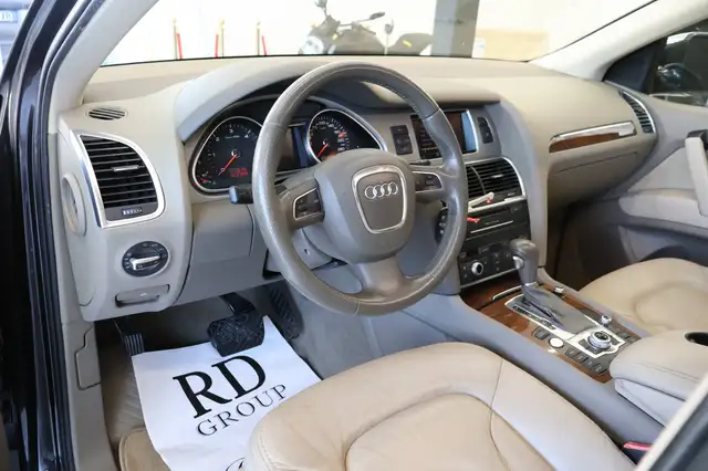 Audi Q7 view 9