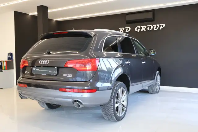 Audi Q7 view 6