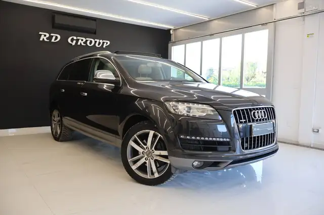 Audi Q7 view 4
