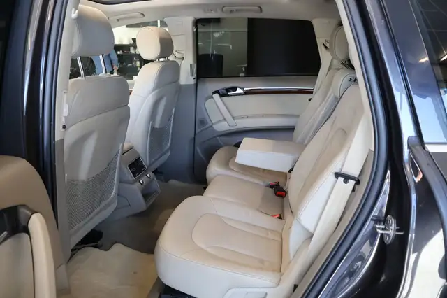 Audi Q7 view 11