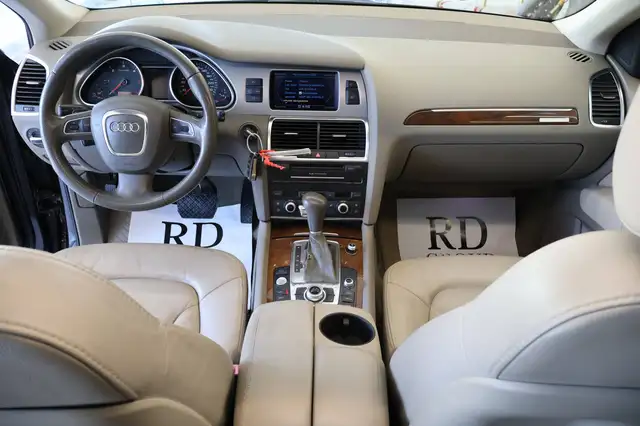 Audi Q7 view 8