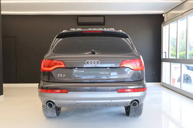 Audi Q7 view 5