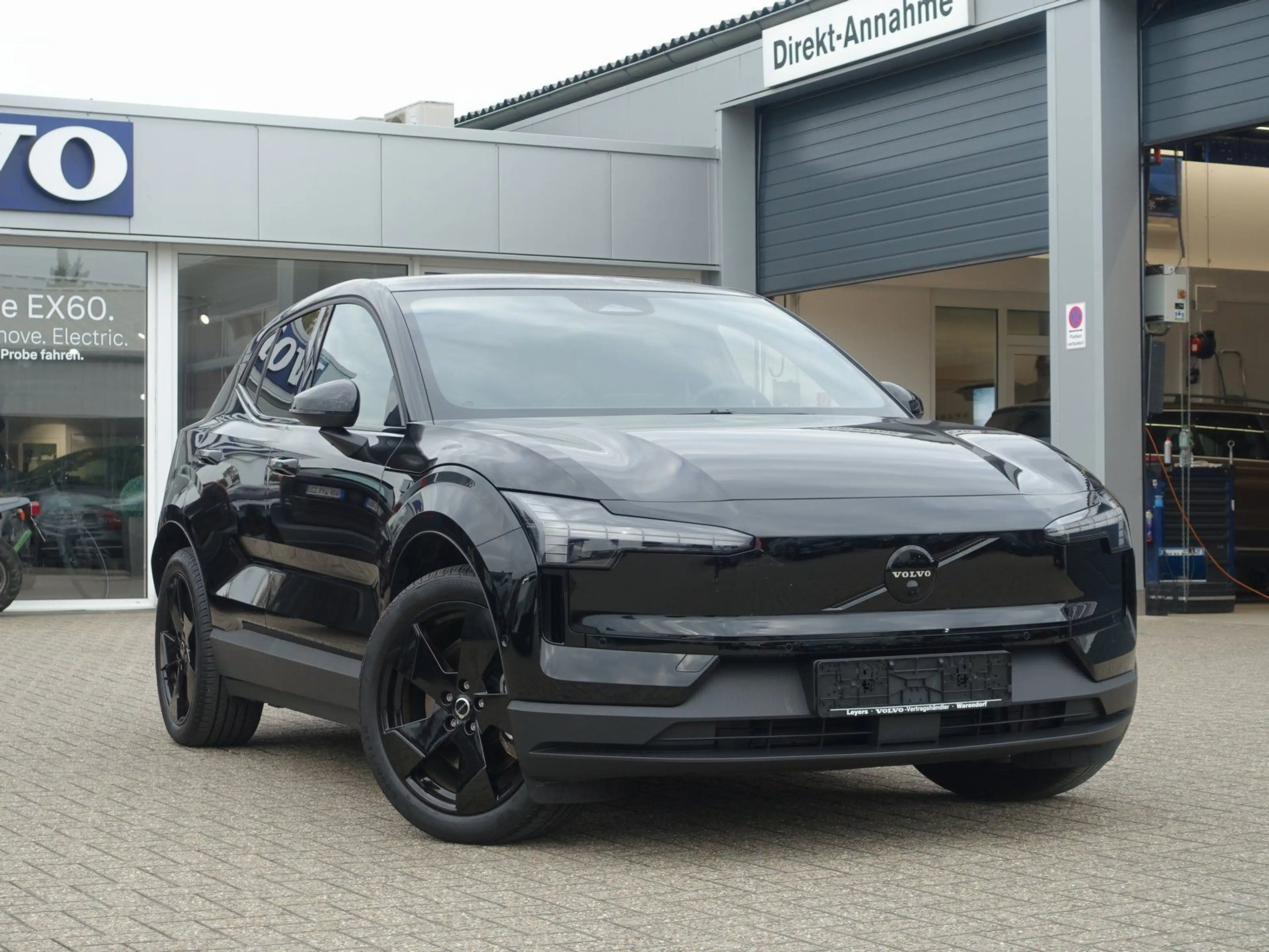 Volvo EX30 Black Edition Ultra Twin Motor Performance — photo 3