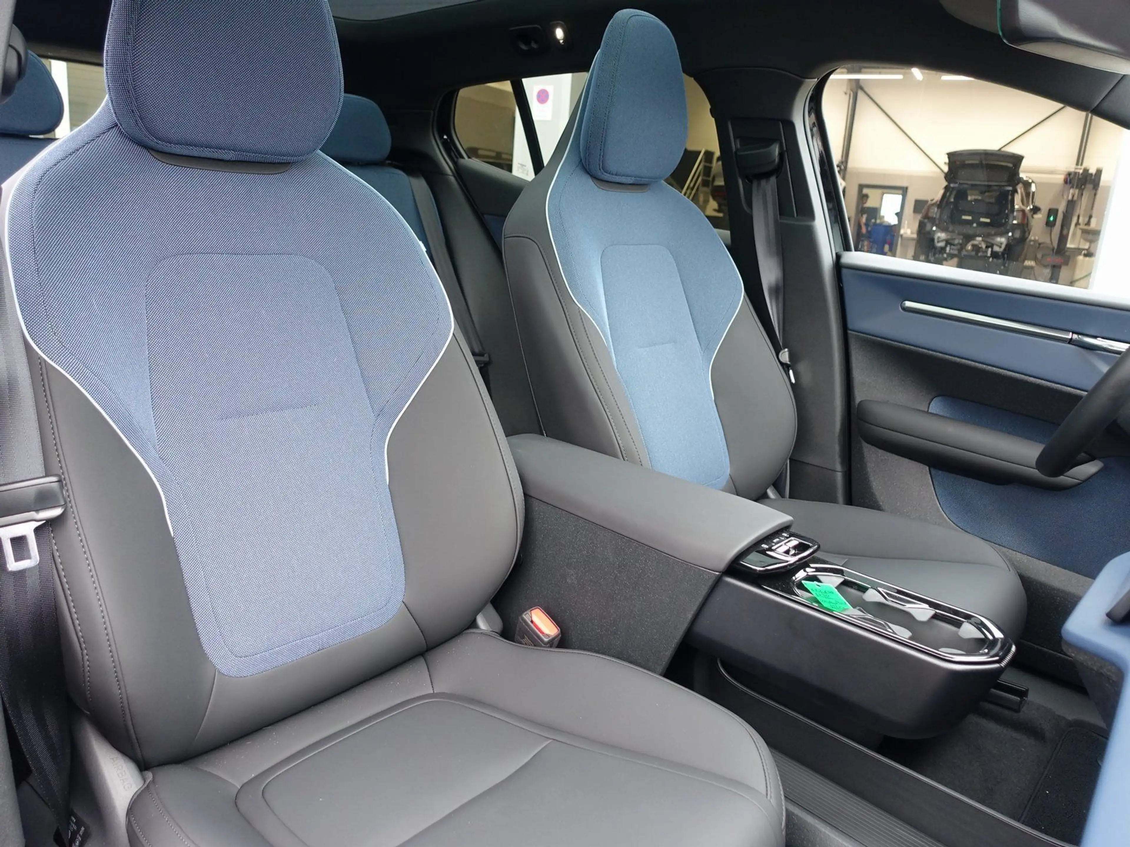Volvo EX30 Black Edition Ultra Twin Motor Performance — photo 8