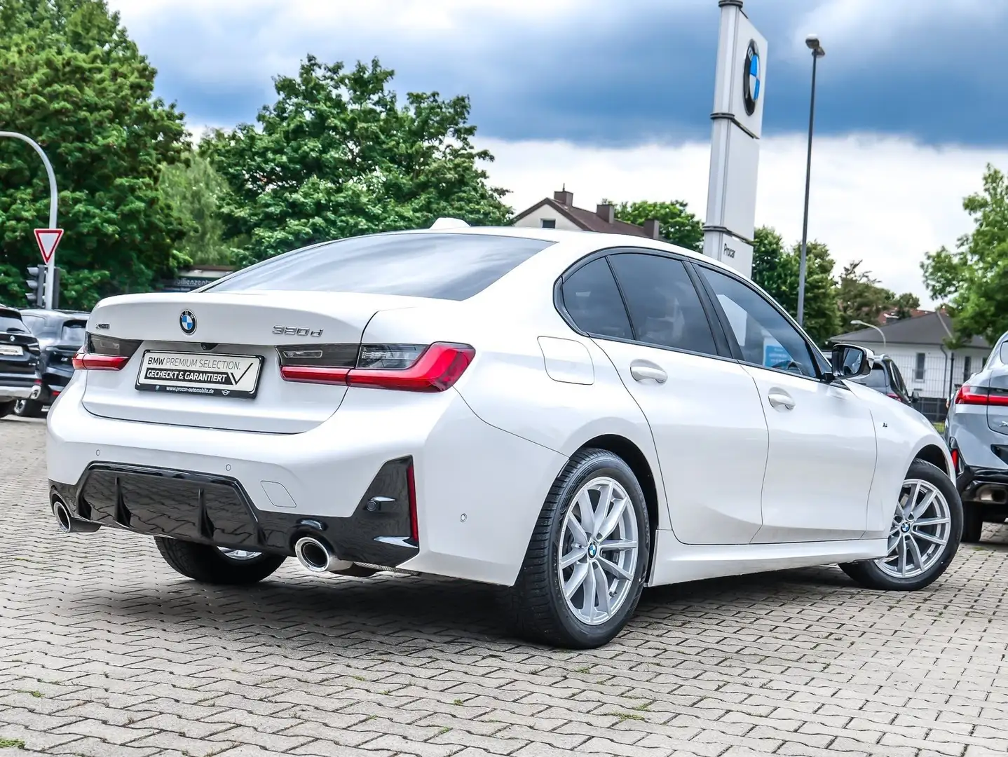 BMW 320 d xDrive Limousine M Sport ACC PA+ HiFi LED DAB Weiß - 2