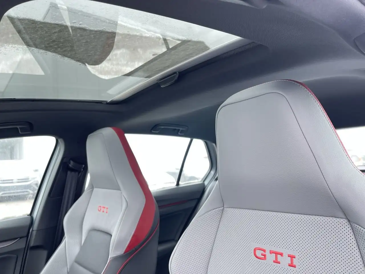 Volkswagen Golf GTI снимка Volkswagen Golf GTI