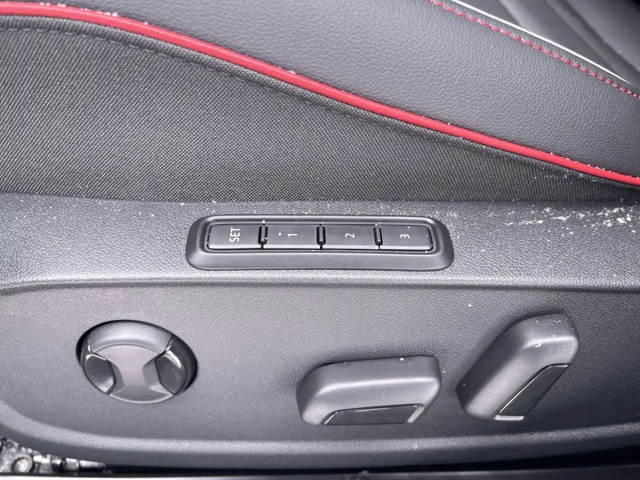 Volkswagen Golf GTI снимка Volkswagen Golf GTI