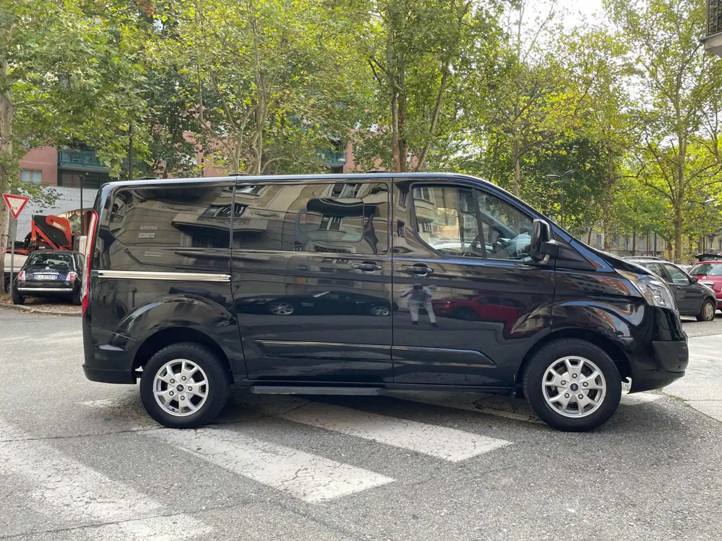 Ford Tourneo Custom 300 2.2 TDCi 125CV PC Titanium Gris - 1
