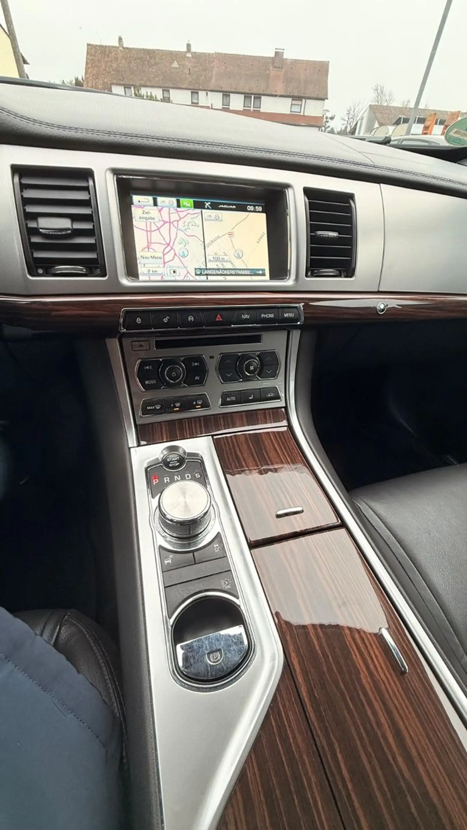 Jaguar XF Sportbrake 2.2 Diesel — photo 17