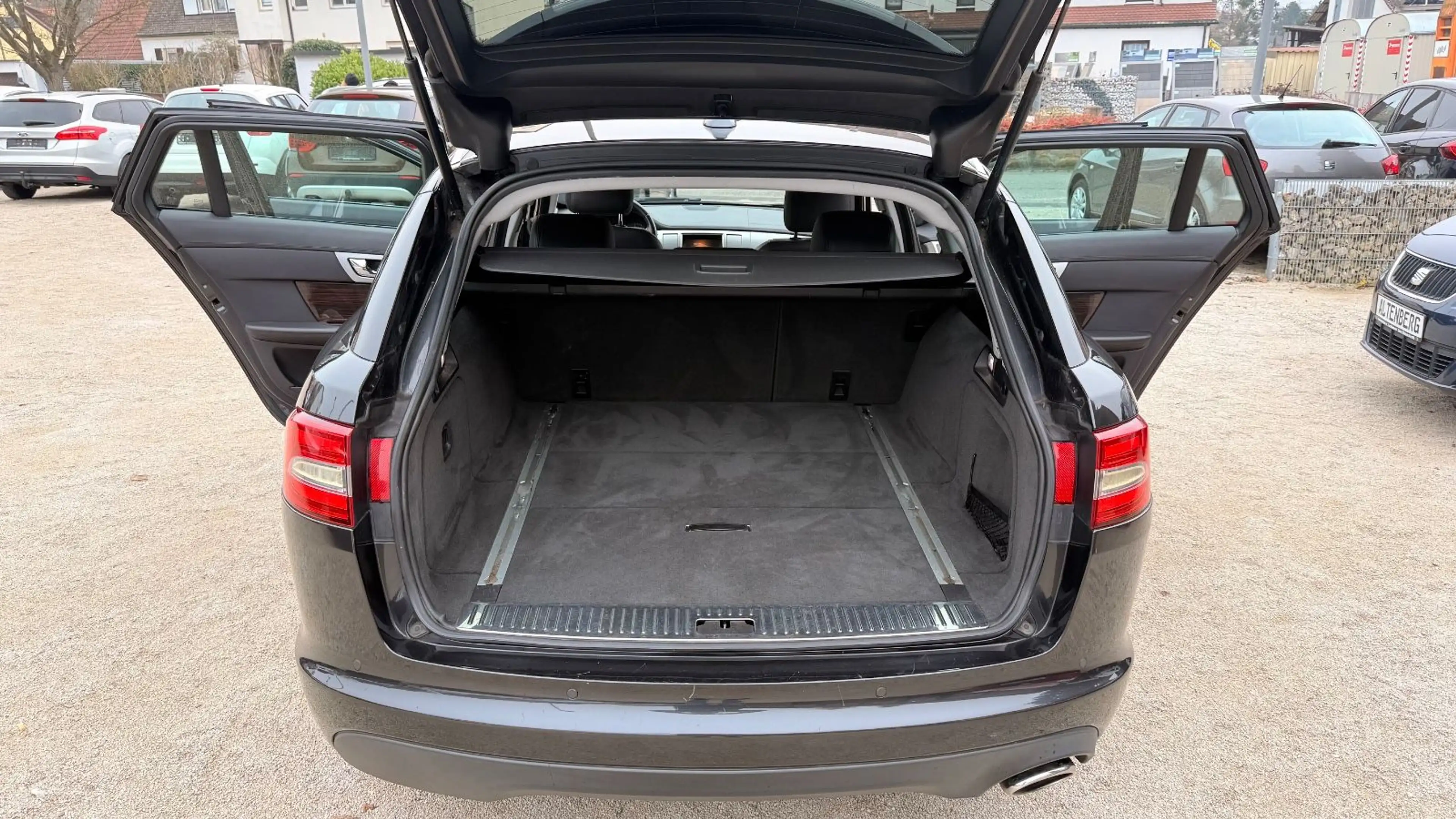 Jaguar XF Sportbrake 2.2 Diesel — photo 18