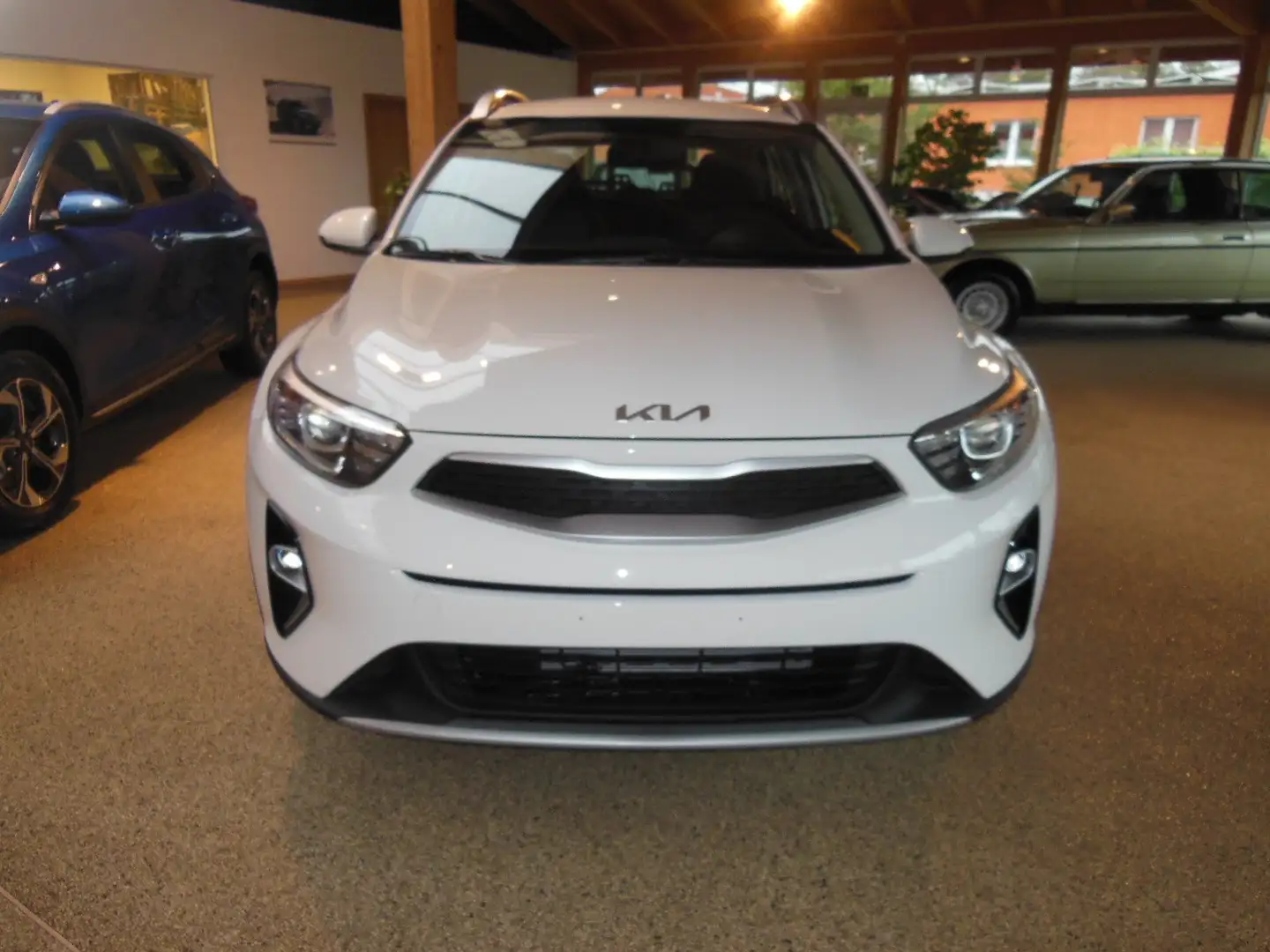Kia Stonic 1.2 DPI Comfort Weiß - 2