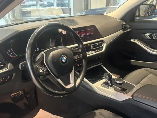 BMW 3 Series view 14