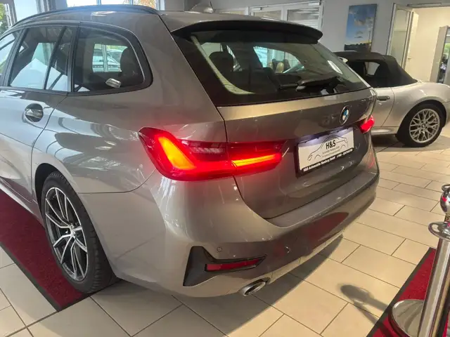 BMW 3 Series view 4
