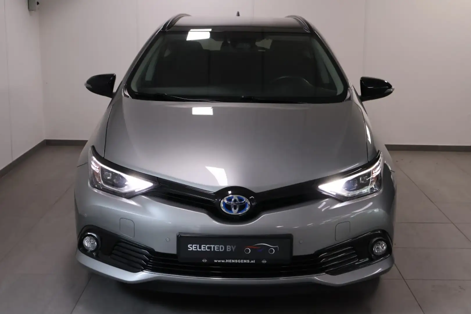 Toyota Auris TS 1.8 Hybrid TS Grijs - 2