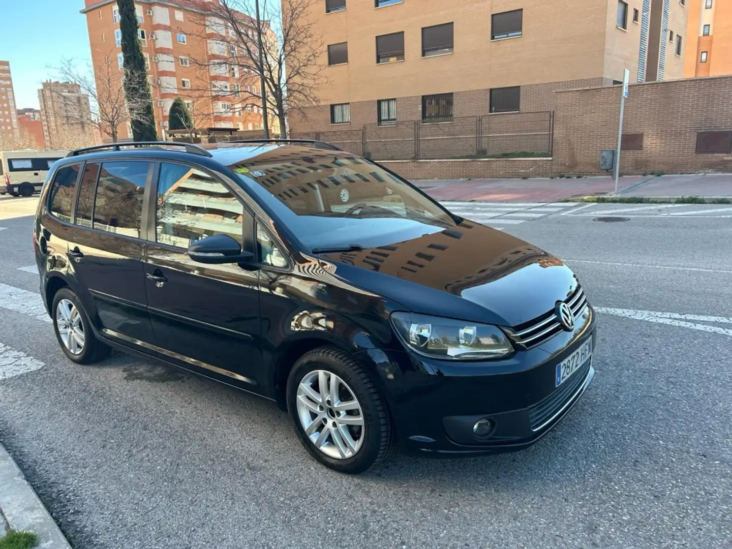 Volkswagen Touran 1.6TDI Advance 105 Negro - 1