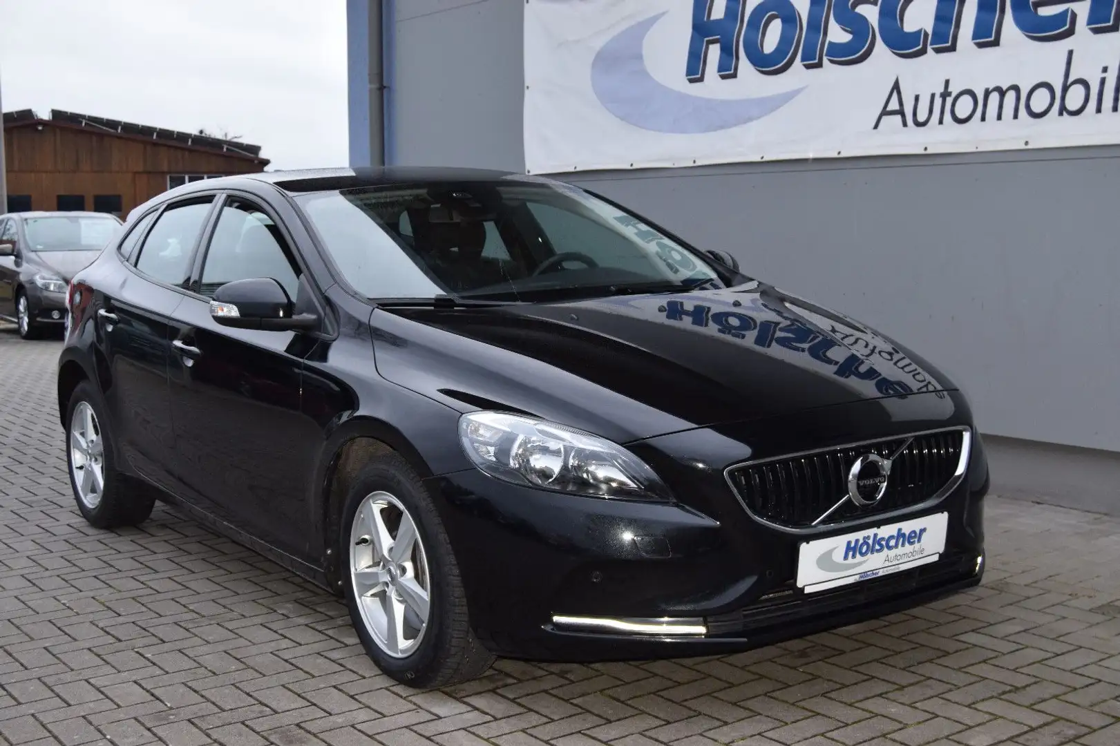 Volvo V40 T2 Geartronic Momentum Schwarz - 1