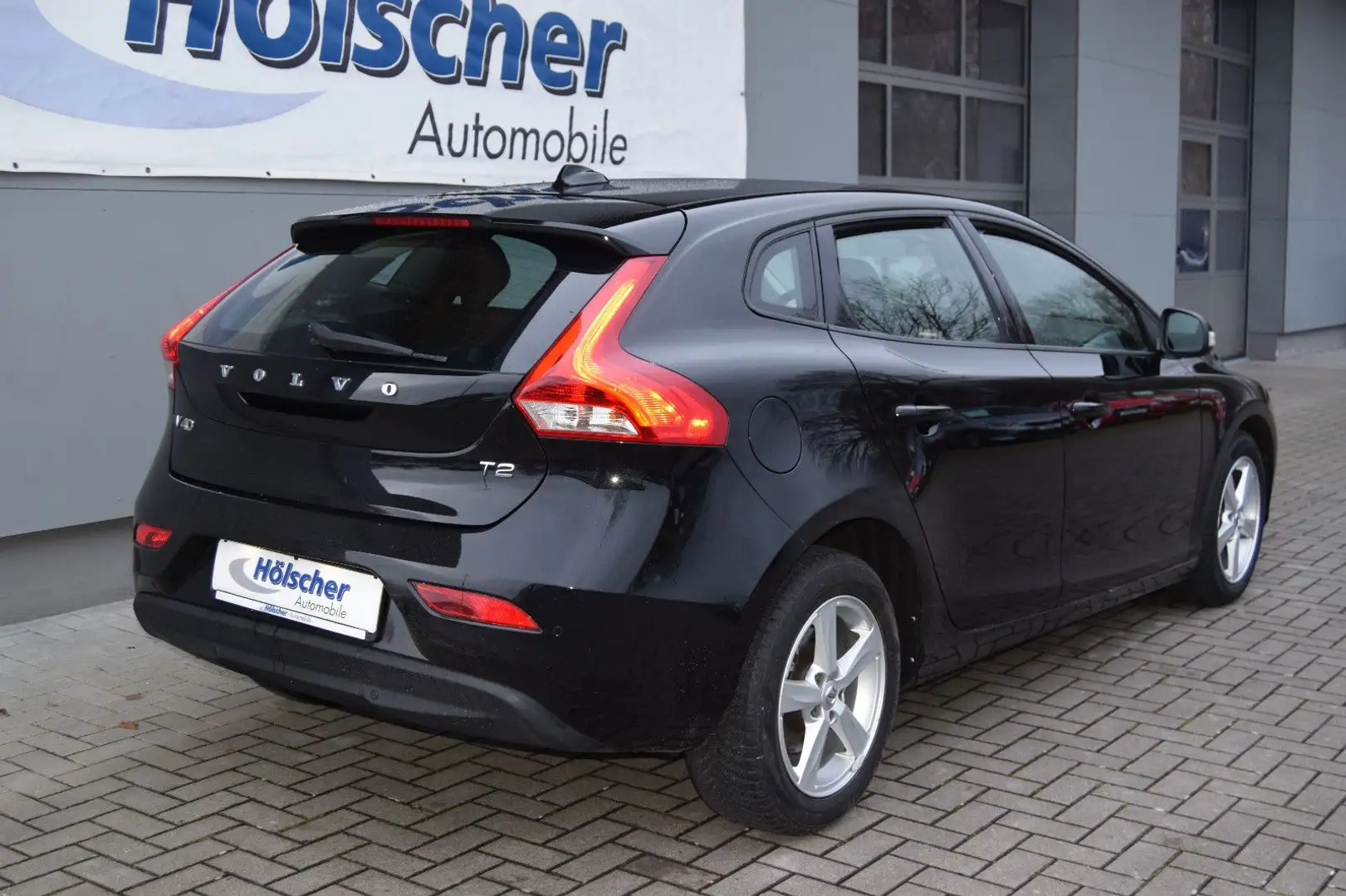 Volvo V40 T2 Geartronic Momentum Schwarz - 2