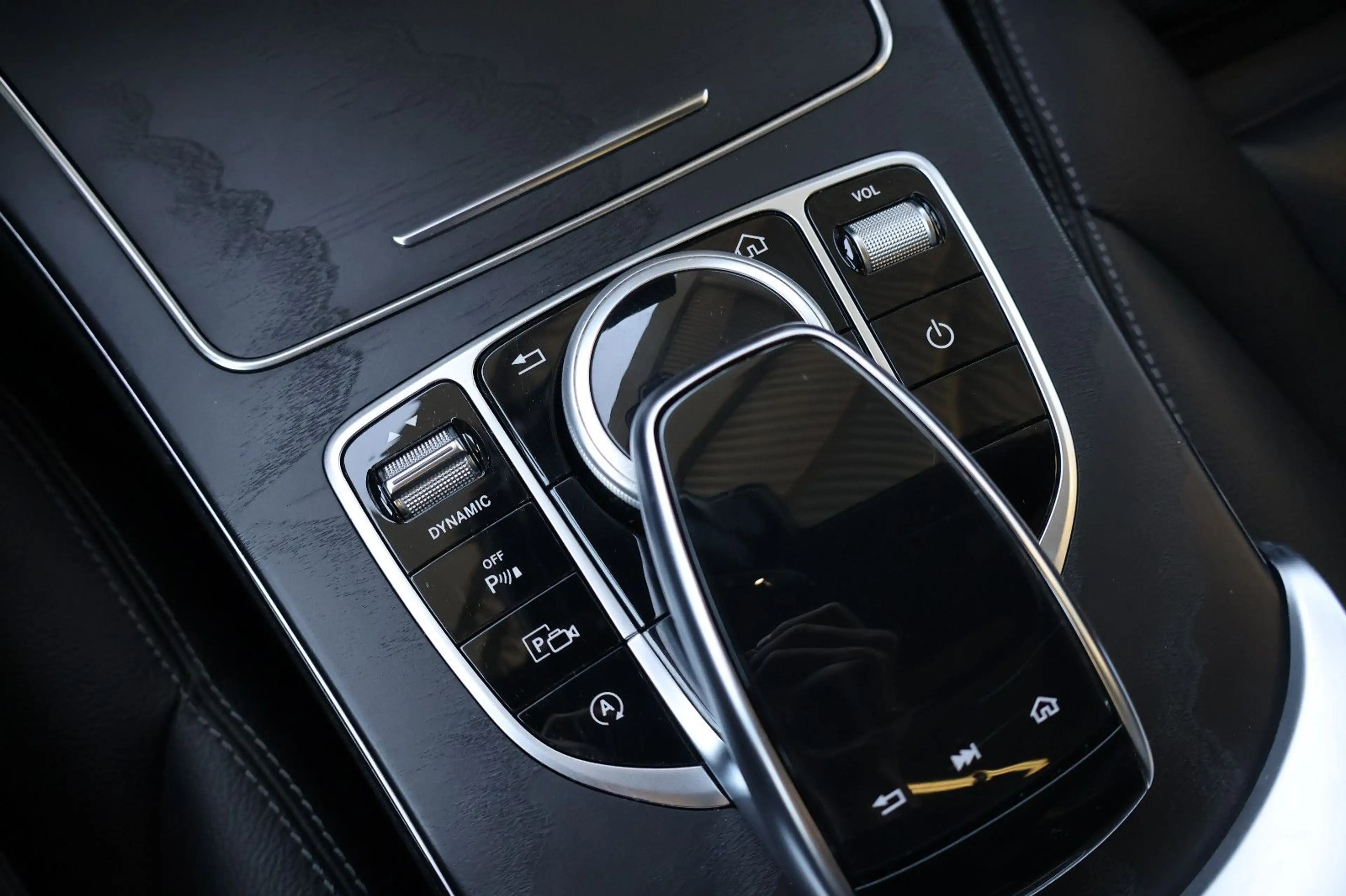 Mercedes-Benz C 220 T d AMG WIDE+HUD+DISTR.+KAM+LED+PANO+18" — photo 11