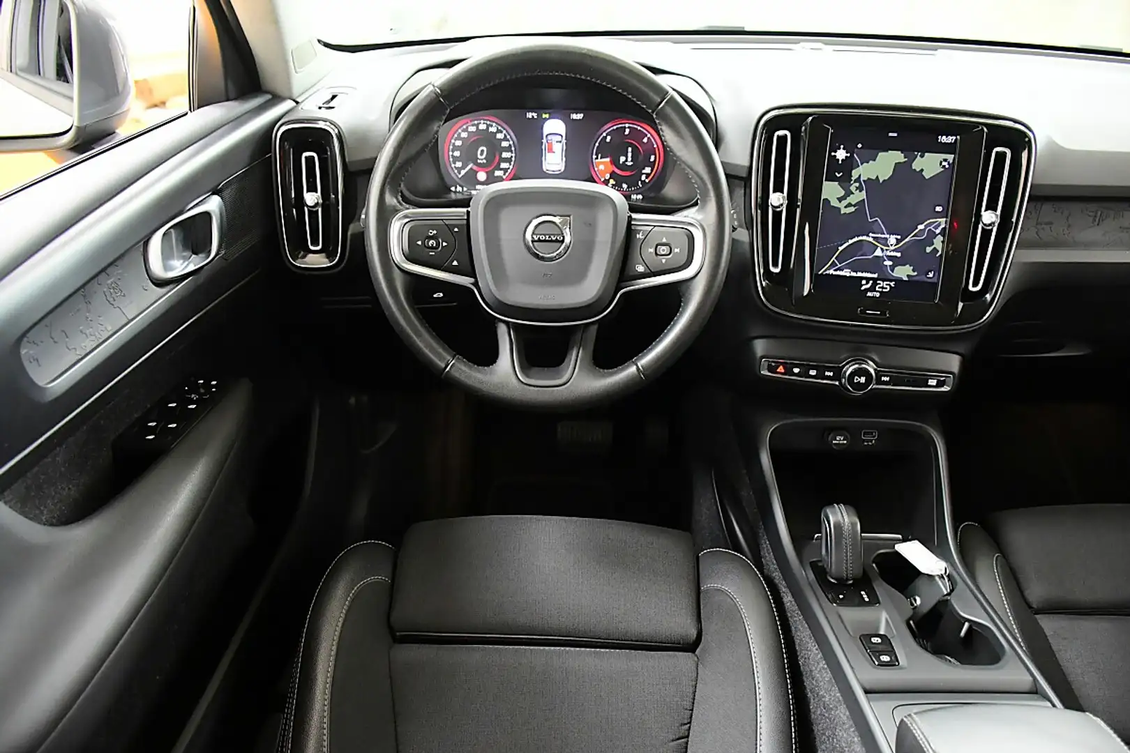 Volvo XC40 D3 Momentum Pro Geartronic Grau - 2