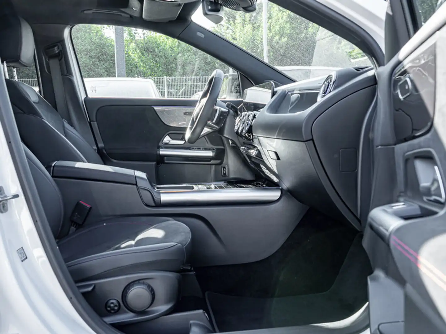 Mercedes-Benz GLA 200 AMG-Sport/ILS/360/Pano/Night/Distr/Keyl Weiß - 2