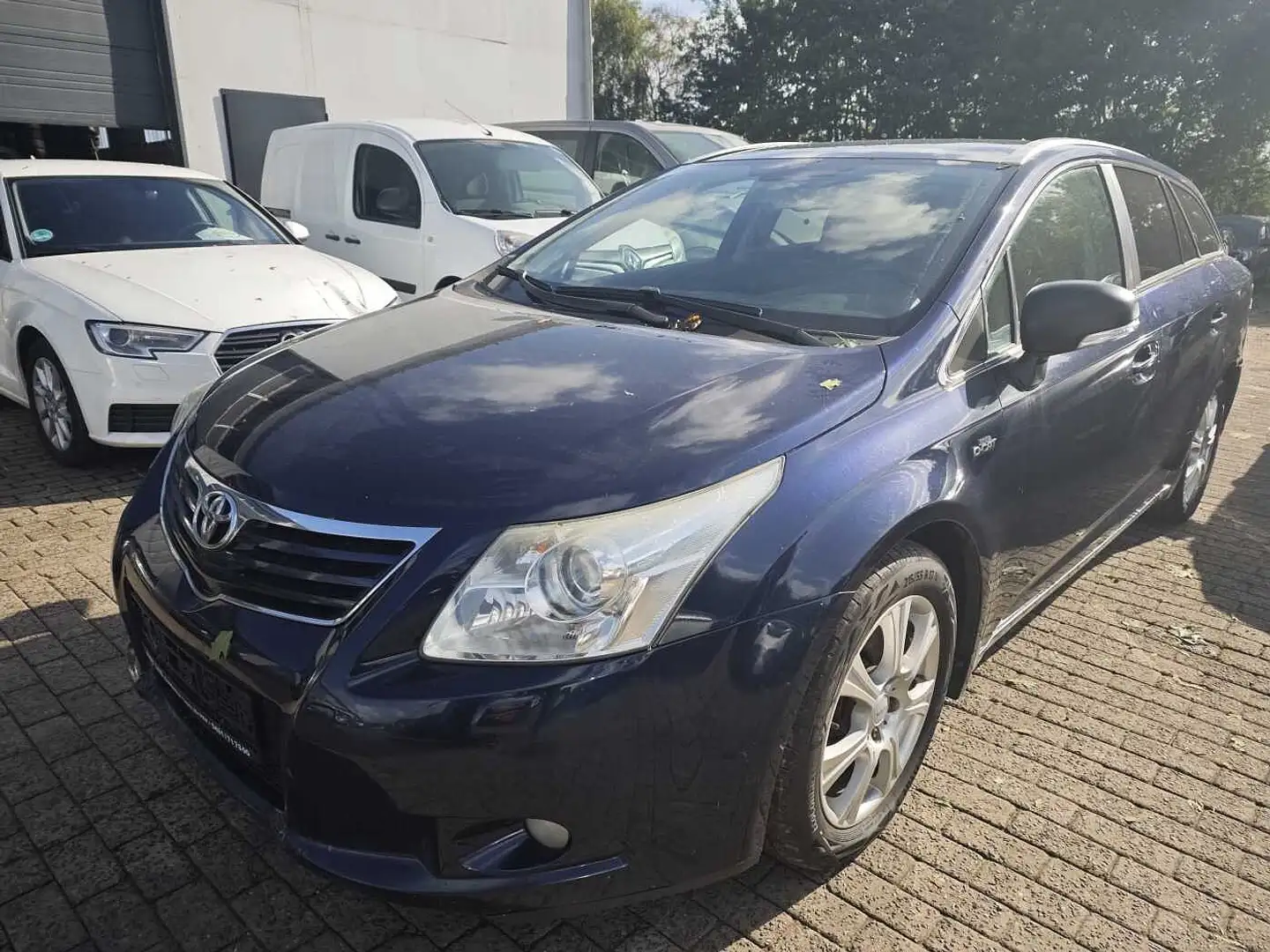 Toyota Avensis Combi Diesel 2.2 D-CAT Executive Blau - 1