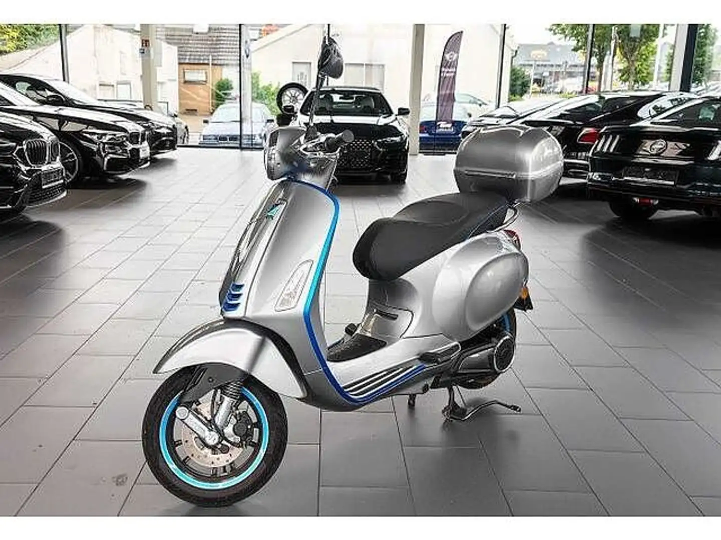 Vespa Elettrica 45 + Top-Case, neuwertig, Service neu Gris - 1