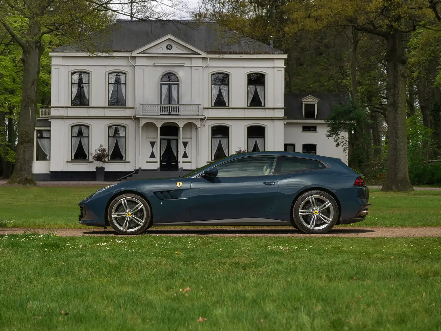 Ferrari GTC4 Lusso 6.3 V12 | Atelier Car | Full spec! | Blu Ahrabian Bleu - 1