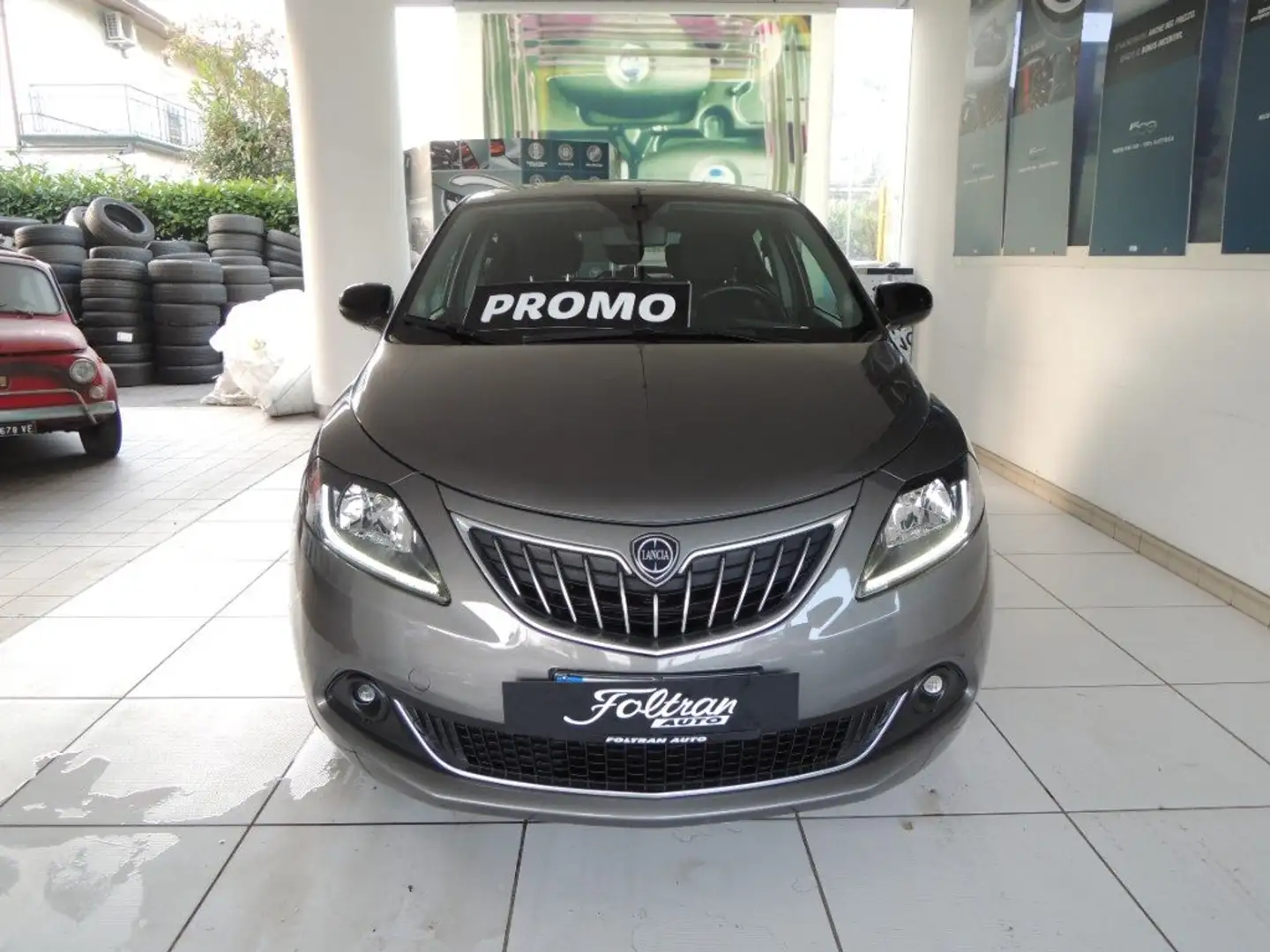 Lancia Ypsilon 1.0 FireFly 5 porte S&S Hybrid Gold Grau - 2