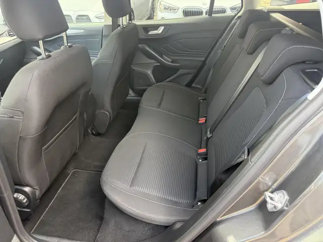 Ford Focus view 12