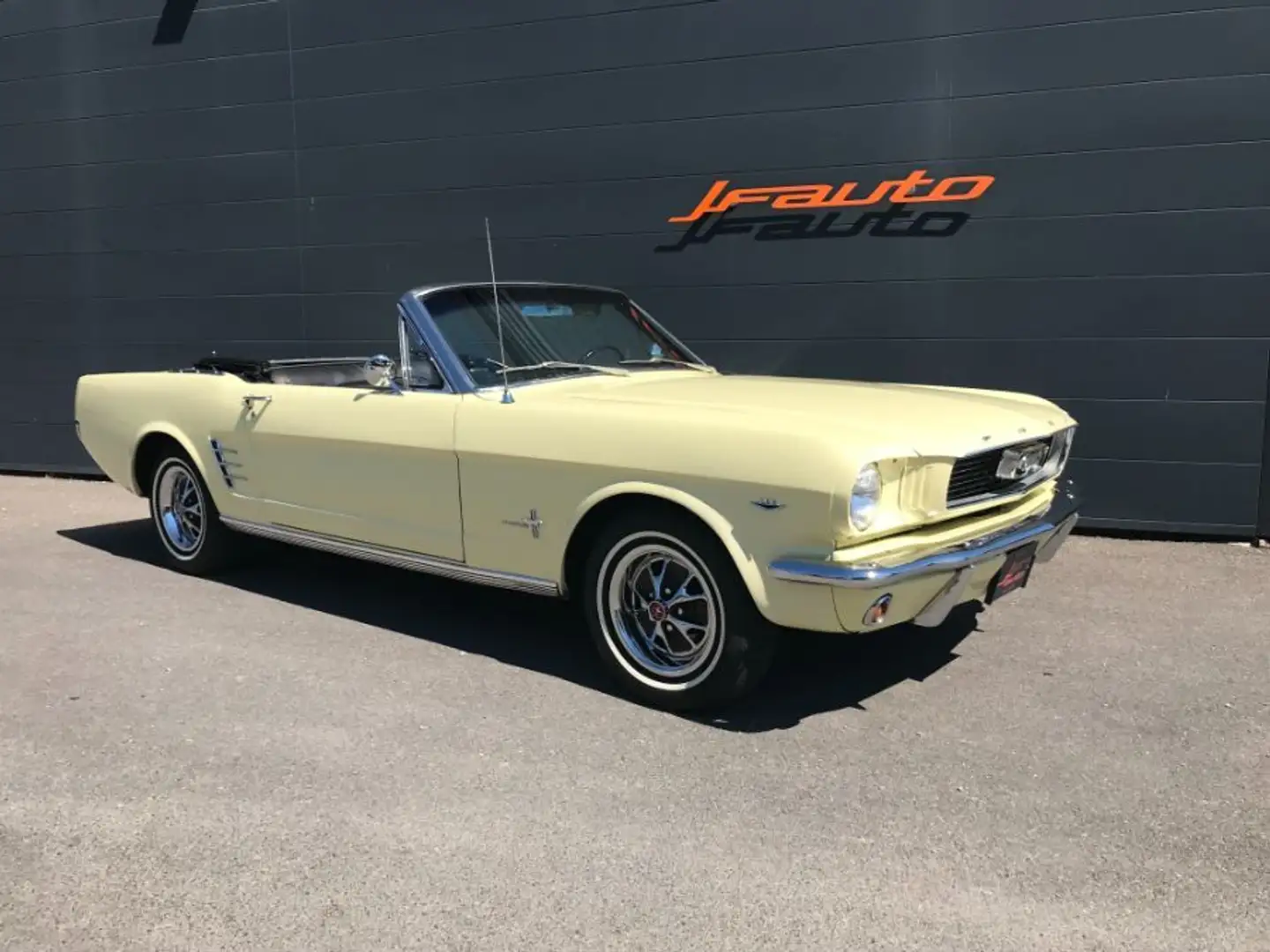 Ford Mustang CABRIOLET V8 Jaune - 1