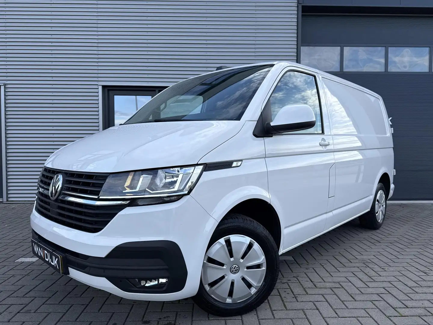 Volkswagen T6.1 Transporter 2.0 TDI L1H1 28 150PK Automaat ✓Airco ✓Cruise ✓Lic Wit - 2