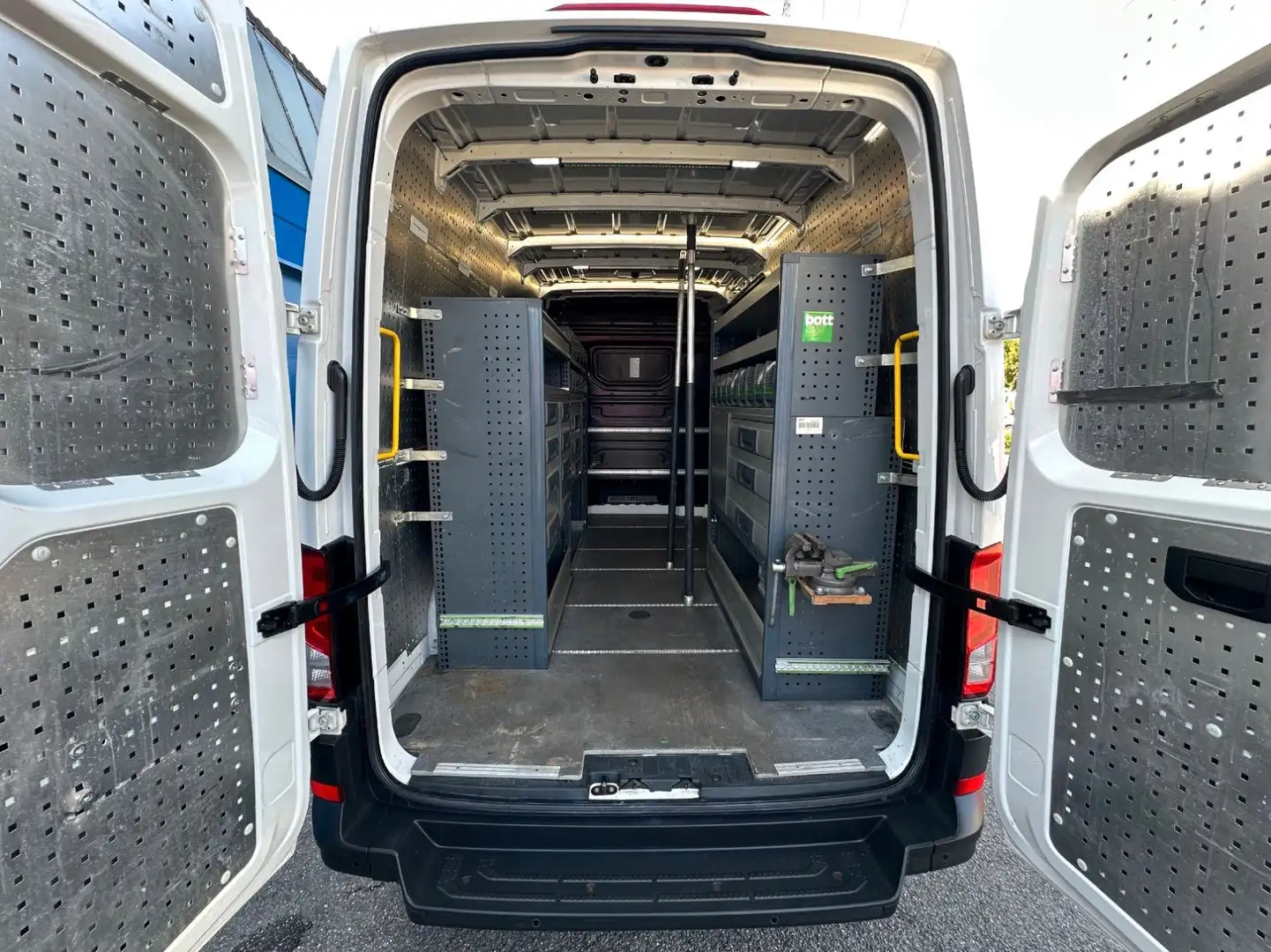 Volkswagen Crafter Kasten 35 mittel Hochdach FWD*BOTT-REGAL Weiß - 1