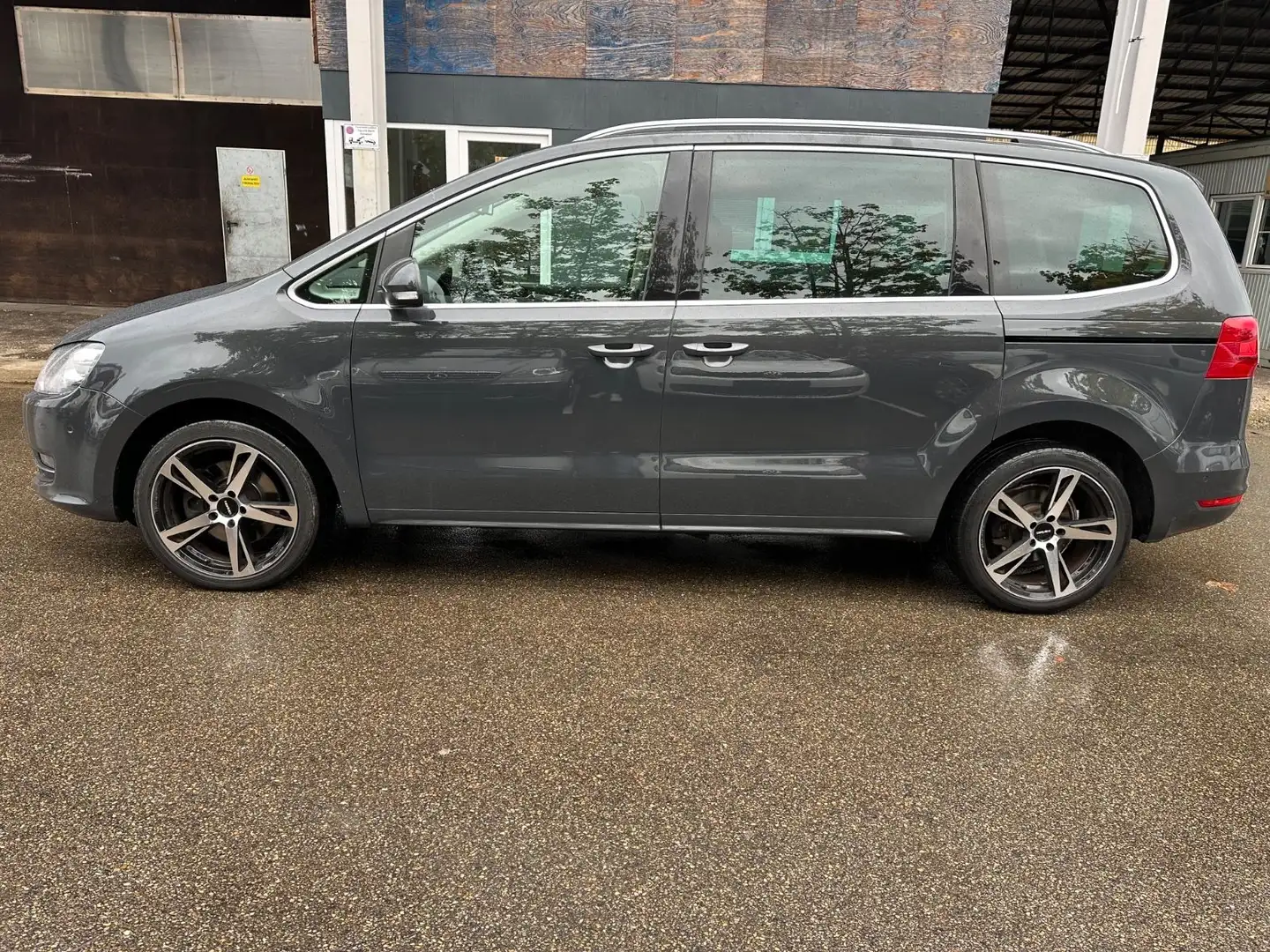 Volkswagen Sharan Highline BMT*AHK*Pano*LED*R.Kam*7-Sitz.* Gris - 2