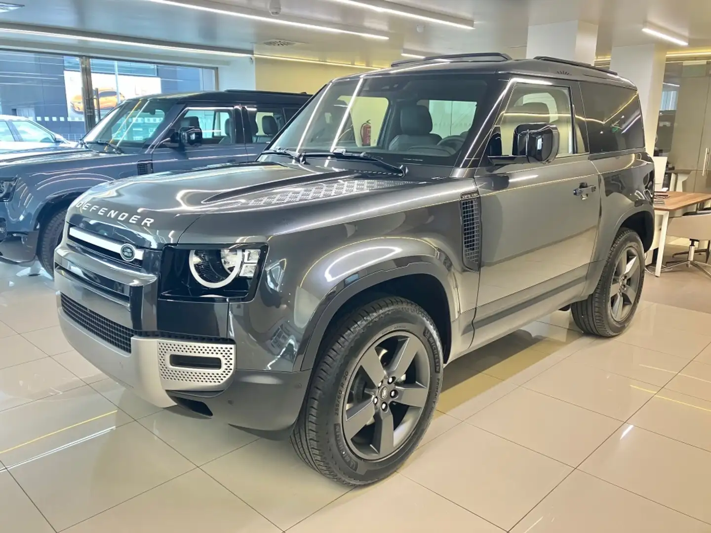 Land Rover Defender 90 3.0D l6 MHEV S AWD Aut. 250 Gris - 1