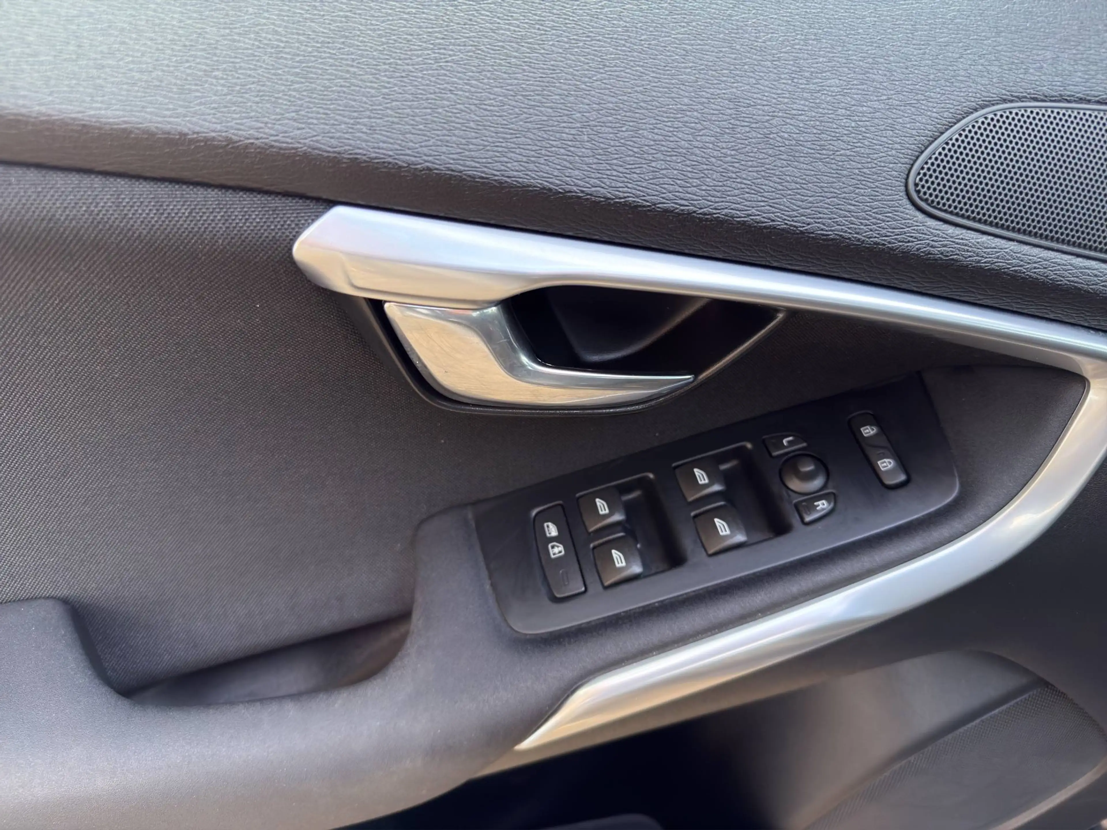 Volvo V40 1.5 You! — photo 10