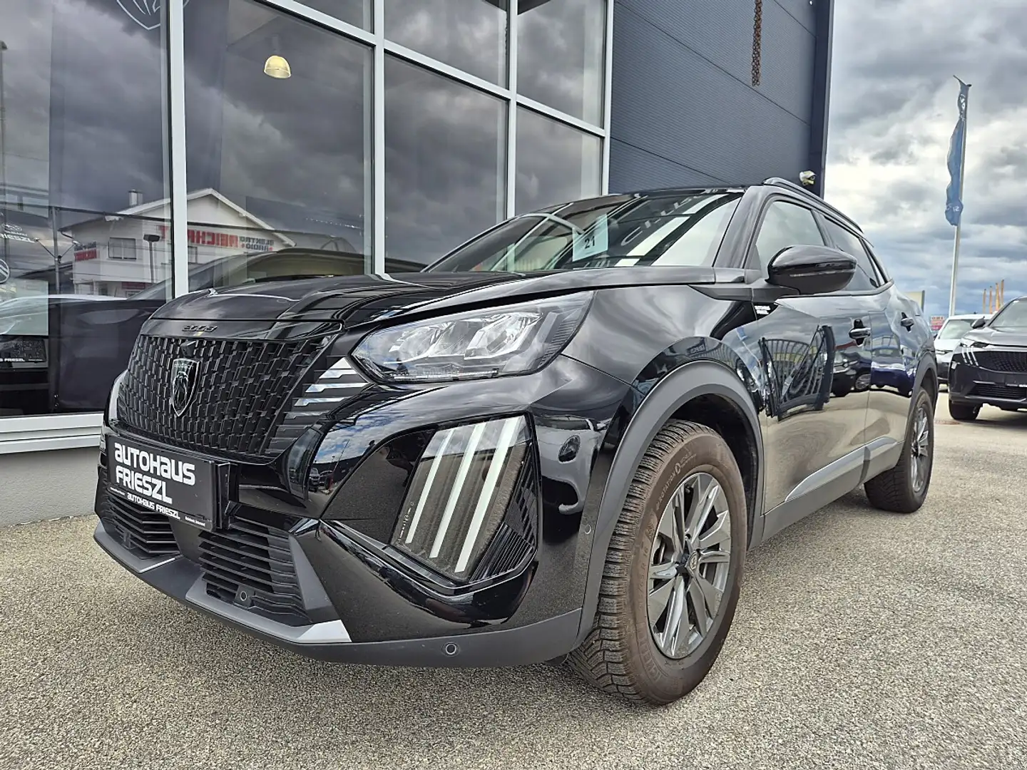 Peugeot 2008 PureTech 130 S&S Allure EAT8 Schwarz - 1